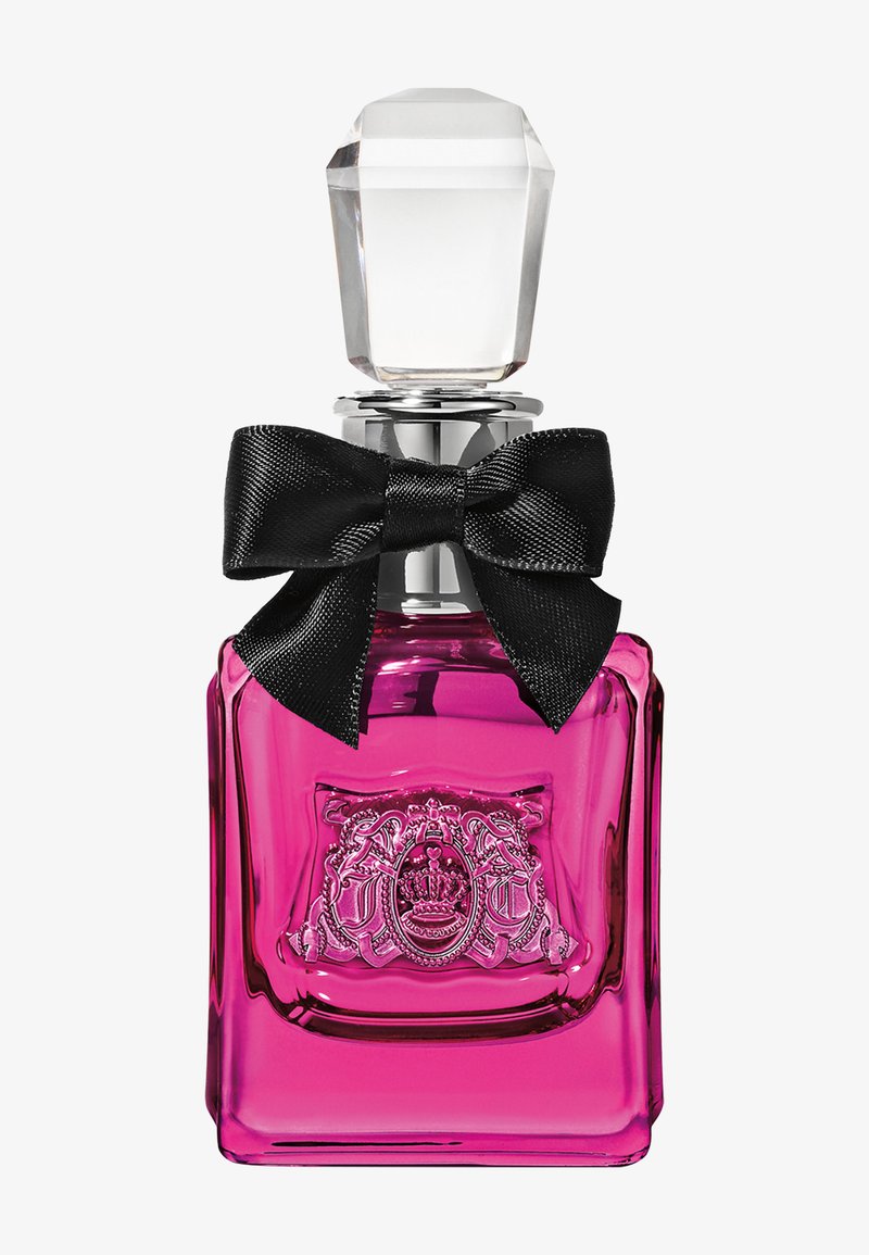 Élégant flacon de parfum en verre rose avec un bouchon transparent facetté et un nœud en satin noir noué autour du col.