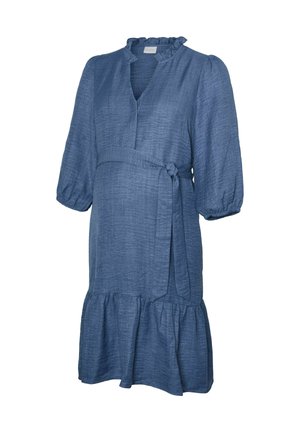 Blå linn égravidklänning med en volangklädd halsringning, trekvarts puffärmar och knytmidja; har en lager på lager volangnederkant.