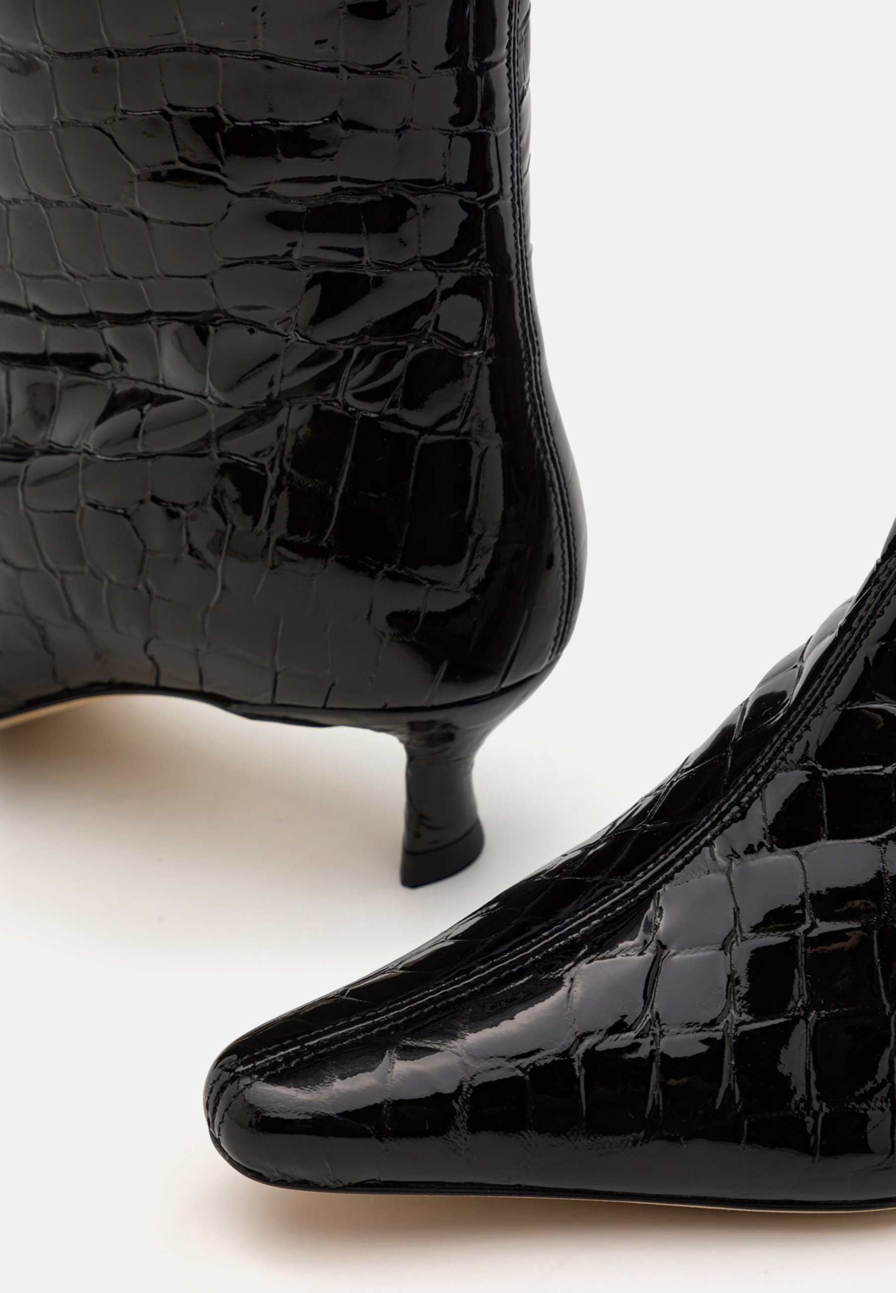 【関税込み】BY FAR トープ Kitten Stevie 42 ロングブーツ BY FAR Kitten Stevie 42 Boot in Tabac | REVOLVE