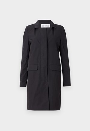 Casaco preto, até aos joelhos, feito de material leve. Apresenta um colarinho, fecho frontal e dois bolsos laterais. Design simples e estruturado.