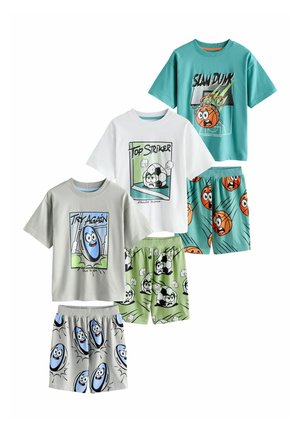 Drei kurze Sportbekleidungssets für Kinder mit kurzärmeligen Shirts und Shorts, versehen mit spielerischen Designs von Cartoon-Basketbällen, Fußballbällen und Rugbybällen.