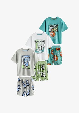 Tre completi per bambini a tema sportivo con magliette a maniche corte e pantaloncini, decorati con motive giocose di palloni da basket, calcio e rugby.