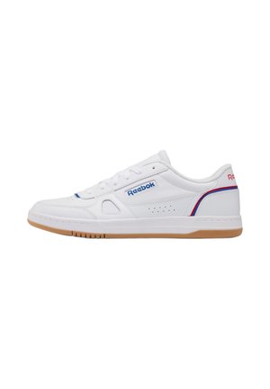 Sneaker Reebok bianca basse con suola in gomma, dettagli blu e rossi, logo laterale e dettagli traforati su sfondo bianco.