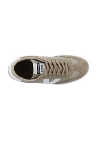 Baskets de sport en daim beige avec des accents blancs. Caractéristiques : bout rond, lacets plats et étiquette de logo. Texture lisse avec des matériaux contrastants.