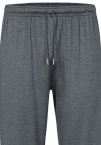 Grå sweatpants med dragsko i midjan, tillverkade av mjukt, texturerat tyg, med en avslappnad passform och subtila sömnadsdetaljer.