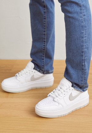 Matalavartiset tennarit - white