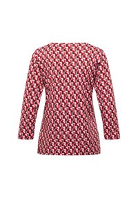 Rotes und weißes gemustertes Oberteil mit Dreiviertelärmel, rundem Ausschnitt und strukturiertem Stoff. Ein geometrisches Design bedeckt die gesamte Oberfläche.