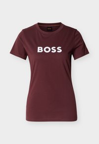 Μπορντό κοντομάνικο T-shirt με στρογγυλή λαιμόκοψη και λευκό λογότυπο BOSS στο κέντρο του στήθους, παρουσιασμένο σε απλό ανοιχτό φόντο.