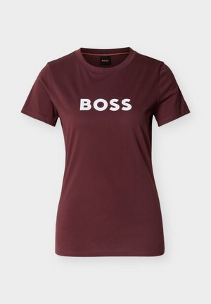 Bordo majica kratkih rokavov z okroglim izrezom in belim logotipom BOSS, ki je postavljen na sredino prsnega koša, prikazana na enostavni svetli podlagi.