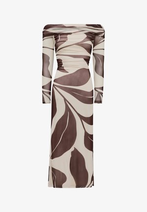 Langes schulterfreies Kleid mit langen Ärmeln, mit beiger Basis und großen abstrakten braunen Blattmustern.