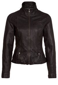 Czarna skórzana kurtka z zamkiem błyskawicznym z przodu, wysokim kołnierzem i dwoma zatrzaskami w talii. Charakteryzuje się teksturowanym wykończeniem i subtelnymi szwami.