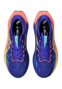 Ζευγάρι μπλε και πορτοκαλί αθλητικά παπούτσια ASICS με ανοιχτό μπλε λογότυπο στις γλώσσες, απεικονιζόμενα από πάνω σε λευκό φόντο.