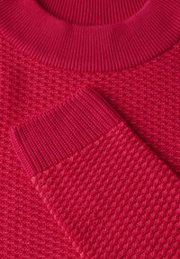 Gebreide trui in een levendige roze kleur met een gestructureerd honingraatpatroon. Ribbelboorden aan de hals en mouwen zorgen voor een snug fit en visuele aantrekkingskracht.