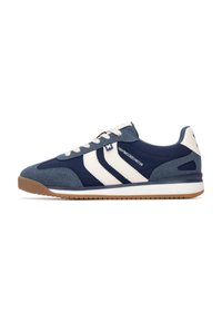 Zapatilla azul marino con tejido texturizado, rayas blancas y acentos en gris claro; cuenta con suela de goma y cordones redondos.