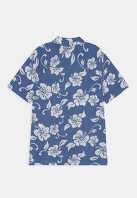 Blauwe kortebloes met witte hibiscus bloemenpatroon, gespreide kraag, gezien vanuit de achterkant op een witte achtergrond.