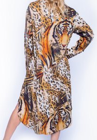 Camicia lunga in tessuto leggero con stampa di tigre e leopardo nelle sfumature di arancione, marrone e nero, con uno spacco laterale.