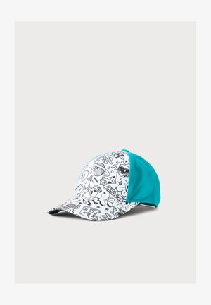 Baseballpet met een witte voorkant en een blauwgroene achterkant, versierd met zwarte krabbels van aliens, ruimteschepen, sterren en leuke figuurtjes.