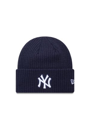 Marineblå strikbeanie med ribbet tekstur, prydet med et hvidt broderet New York Yankees-logo og en foldet kant nederst.