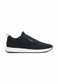 Zapatillas deportivas de malla azul marino con suela blanca, que presentan un diseño texturizado, acentos marrones y cordones negros.