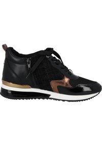 Baskets noires avec tissu texturé et accents en cuir verni. Présente une fermeture éclair, des détails métalliques en bronze et une semelle blanche.