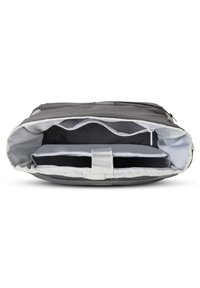 Geanta de laptop gri cu interior alb, dotată cu închidere cu fermoar, două compartimente și o curea centrală pentru asigurarea obiectelor. Textură exterioară netedă.