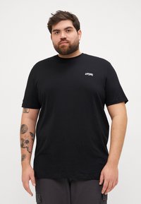Svart bomull T-skjorte med korte ermer, med hvit "URBN" logo på brystet. Glatt tekstur og regular fit-design.