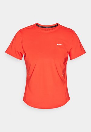 Rød sports t-skjorte laget av lett materiale, med rund hals, korte ermer og en liten hvit logo på brystet.