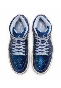 Augstās tenisa kurpes tumši zilā ādā ar baltām akcentiem, perforētu purngalu un pelēkiem šņorēm. I 특히 Jumpman logotips uz mēles un sāniem.