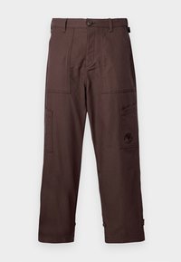 Pantalons cargo marron en tissu durable, avec plusieurs poches appliquées, une fermeture à bouton et des boutons aux chevilles.