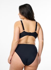 Set bikini nero con spalline regolabili e chiusura a gancio sul retro. Slip a vita alta in tessuto liscio ed elastico.