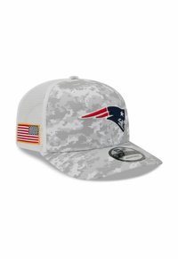 Graue Camouflage-Mütze mit einem einfarbigen Schild, das ein in Rot und Blau gesticktes Patriots-Logo und eine kleine amerikanische Flagge an der Seite aufweist.