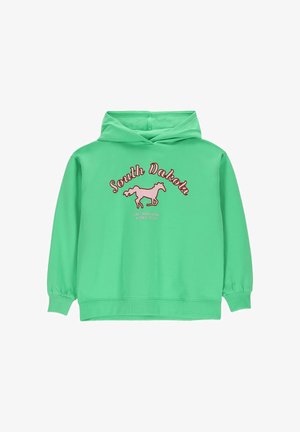 Zielona bluza z kapturem z różową grafiką galopującego konia oraz czerwonym napisem „South Dakota” i mniejszym napisem „Girl Rodeo Rider Since 1979” z przodu.