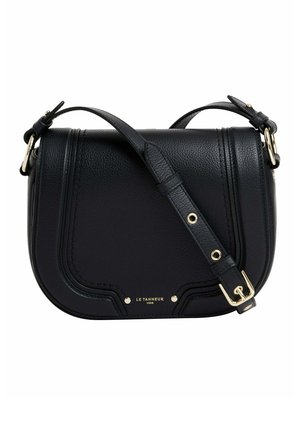 Borsa a tracolla in pelle nera con design curvo, dettagli in oro, tracolla regolabile e logo del marchio in rilievo sul frontale.