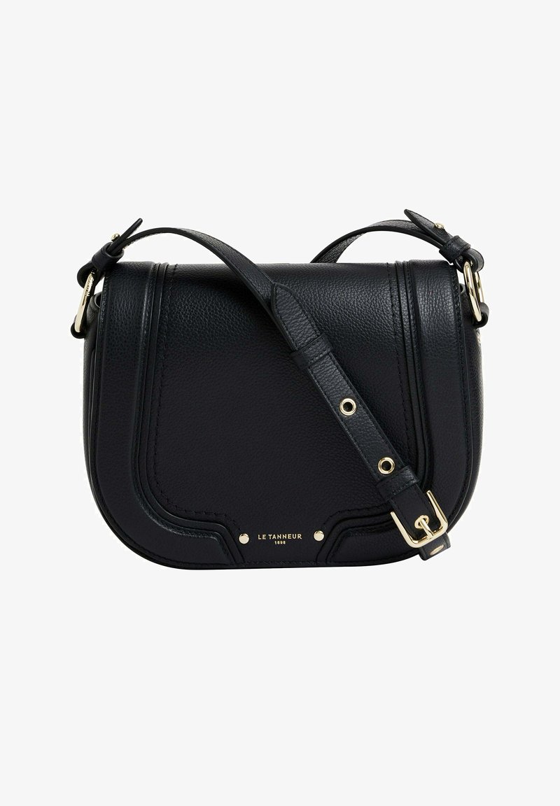 Bolso cruzado de cuero negro con diseño curvado, acentos de hardware dorado, correa ajustable y logo de la marca en relieve en la parte frontal.