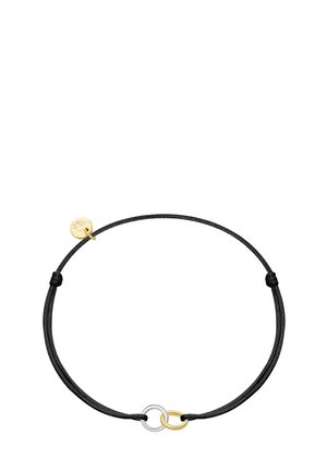 Bracelet en cordon noir ajustable avec des anneaux entrelacés en argent et or, et un petit pendentif doré gravé d'un symbole.