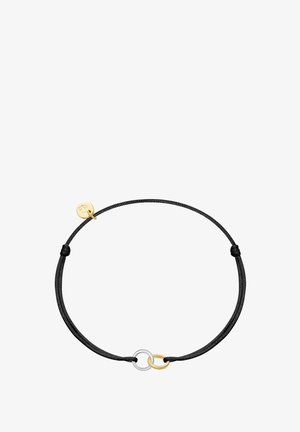 Bracelet en cordon noir ajustable avec des anneaux entrelacés en argent et or, et un petit pendentif doré gravé d'un symbole.