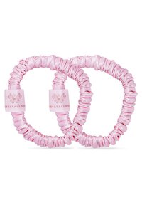 Różowe satynowe gumki do włosów o marszczonej fakturze. Każda z nich ma małą metkę z logo w tym samym kolorze. Zestaw zawiera dwie elastyczne opaski.