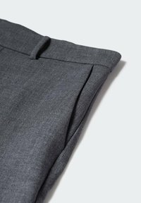 Grijze op maat gemaakte broeken met een gladde textuur, strakke lijnen, een tailleband met een knoopsluiting en keurig gestreken plooien.