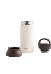 Isoleret termokande i rustfrit stål i lys pink med et sølv låg. Inkluderer en brun bund og to brune låg, et af dem med et håndtag.