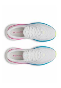 Witte sportschoenen met een ademend mesh bovenwerk, voorzien van roze en blauwe accenten aan de zijkanten en een neon groene neuskap.