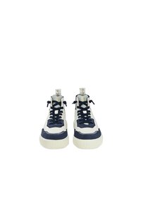 Hochschaft-Sneaker in einem Creme- und Marineblau-Farbschema, mit einer strukturierten Gummisohle, Stoffsenkeln und Stoffakzenten im Obermaterial.