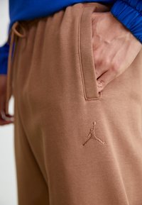 Jordan Trainingsbroek - archaeo brown/orange chalk