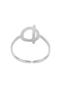 Zilveren ring met een ronde ontwerp met een kruisdetail, een gladde textuur en een eenvoudige open bandstijl.