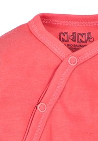 Koralli orgaanisesta puuvillasta valmistettu body, jossa on V-pääntie, nepparikiinnitys ja pehmeä rakenne. Sisäpuolella on painettu brändilogo.