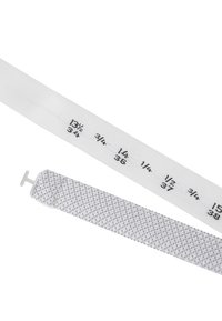 Messband aus weißen Stoff mit gedruckten schwarzen Zahlen. Enthält einen grauen gewebten Abschnitt und einen silbernen Metallclip zum Befestigen.