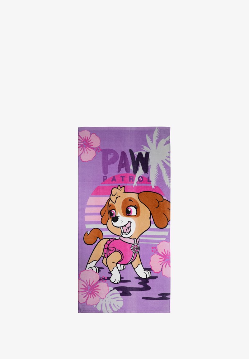 Asciugamano da spiaggia viola con un cane dei cartoni animati dal pelo marrone, che indossa un gilet rosa, circondato da fiori tropicali e un design grafico.