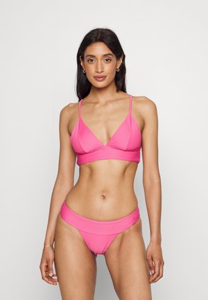 Conjunto de biquíni rosa com textura canelada. O sutiã apresenta um design triangular com alças ajustáveis, enquanto a parte de baixo tem uma cintura larga.