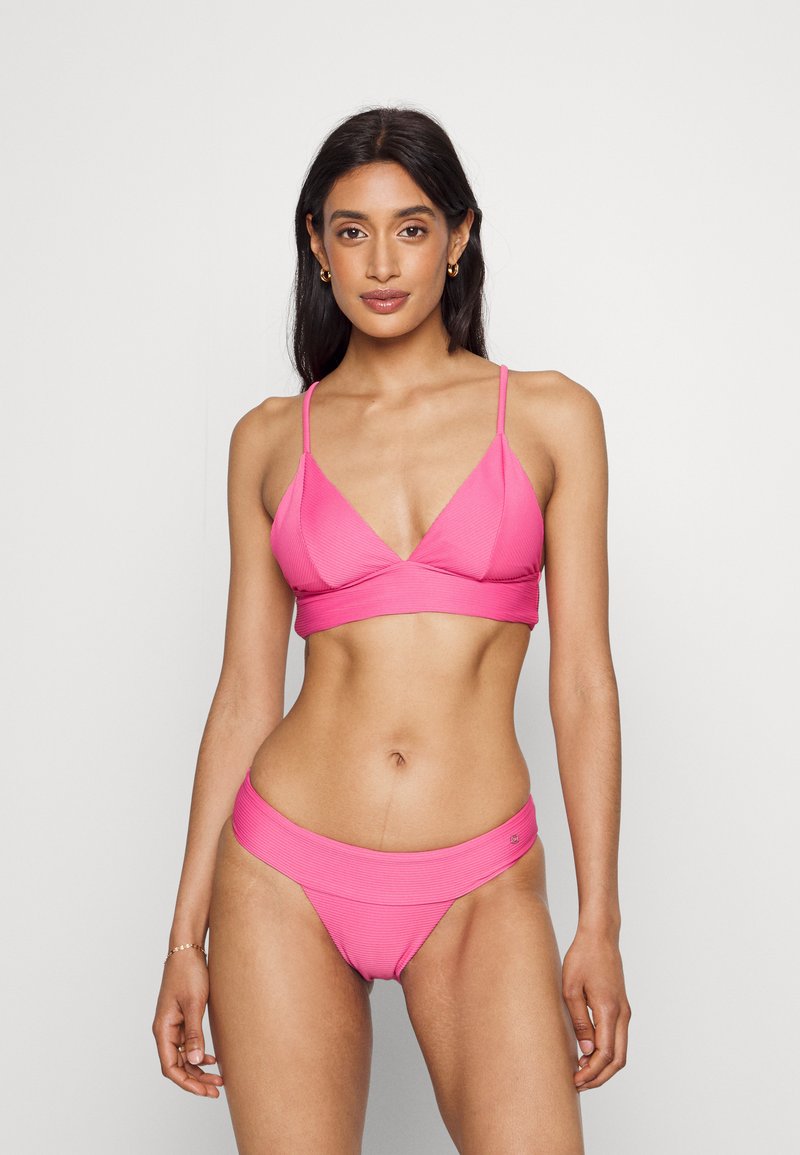 Conjunto de biquíni rosa com textura canelada. O sutiã apresenta um design triangular com alças ajustáveis, enquanto a parte de baixo tem uma cintura larga.