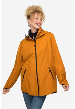 Chaqueta naranja resistente al agua con cierre frontal, capucha y acentos negros; cuenta con dos bolsillos laterales y un forro interior suave.