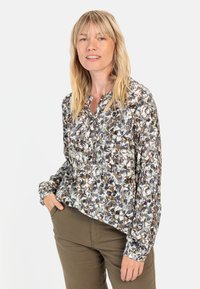 Blomstermønstret skjorte med knapper i afdæmpede grønne, brune og blå nuancer; letvægtsstof; lange ærmer; afslappet pasform; rund halsudskæring.